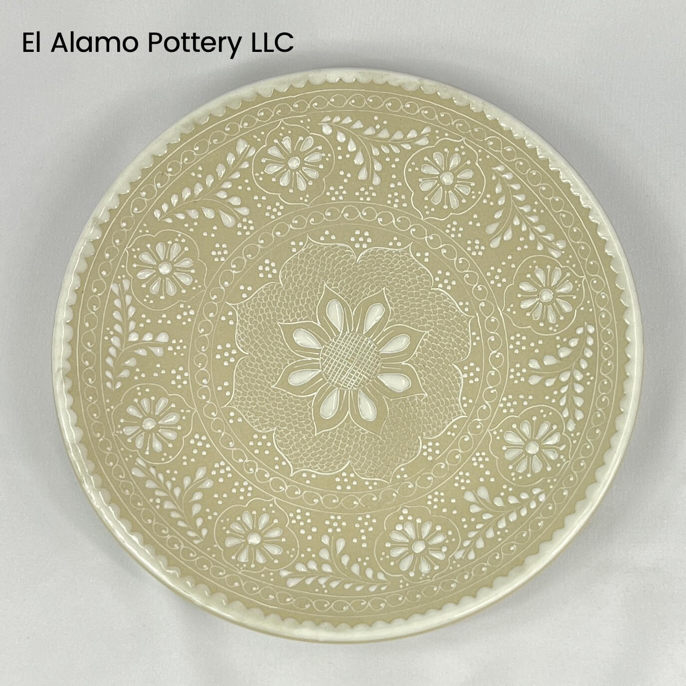 Plato de aperitivo de Talavera artesanal: blanco sobre encaje floral de arenisca (8")