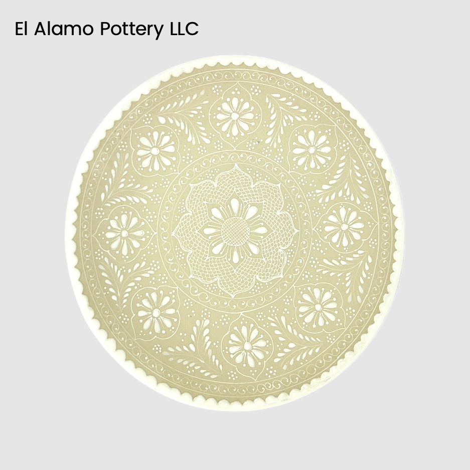Plato de ensalada y postre de Talavera artesanal: diseño floral de encaje blanco sobre beige (23 cm)