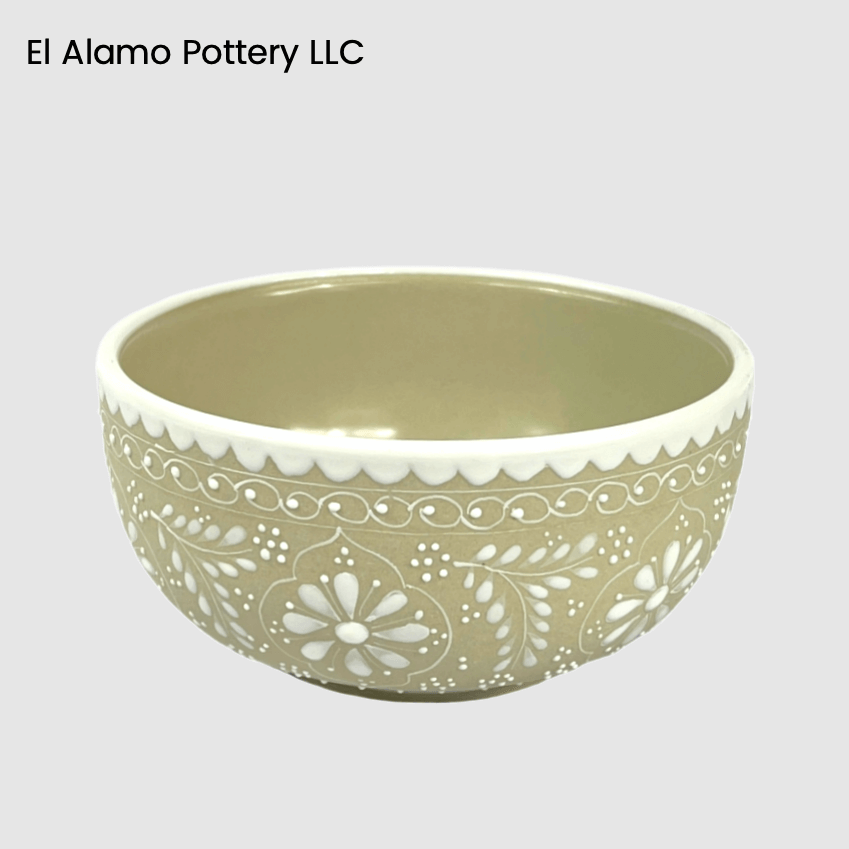 Tazón de sopa de Talavera artesanal: elegancia blanca sobre arenisca