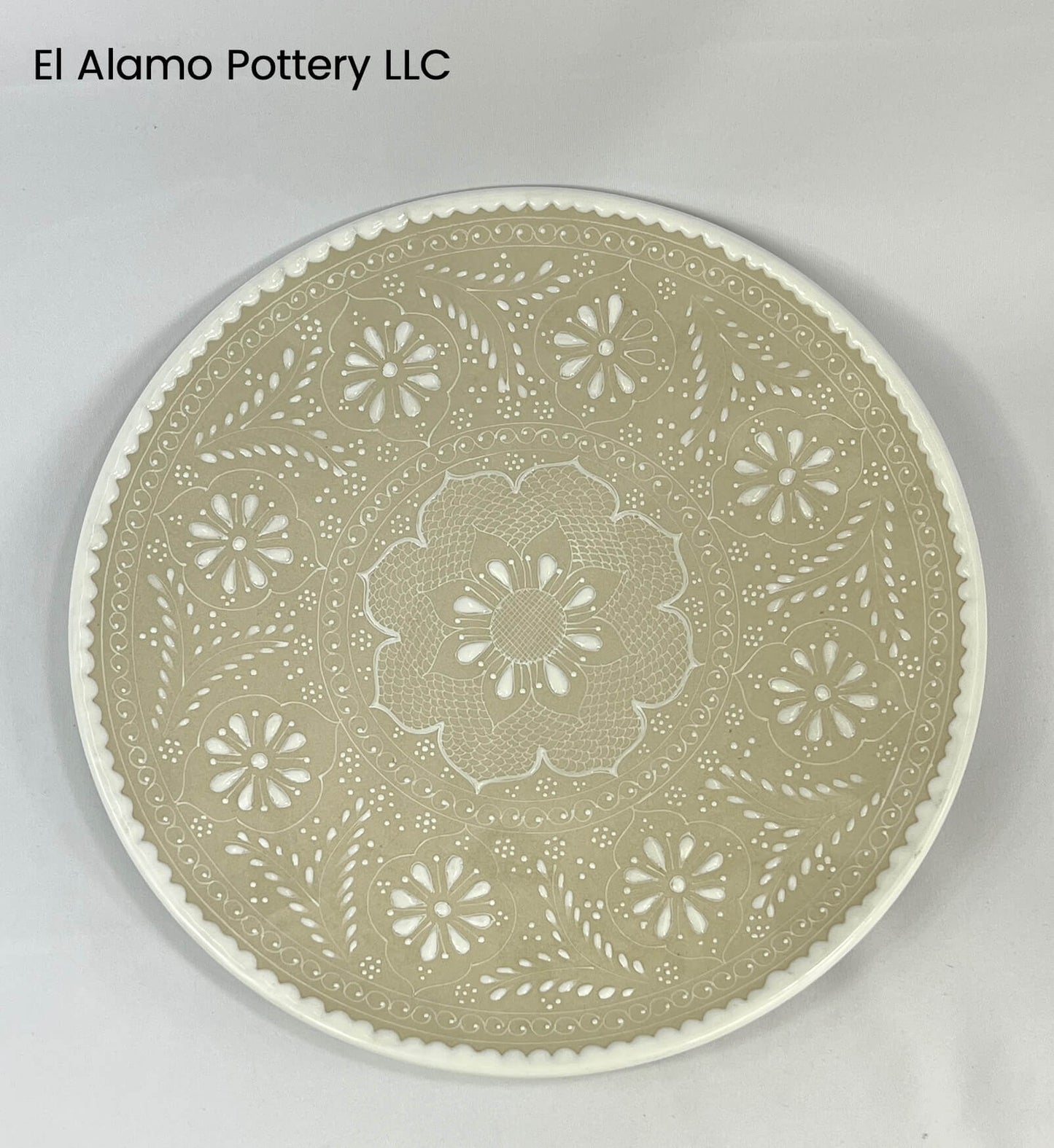 Plato llano artesanal de Talavera: encaje blanco sobre arenisca (28 cm)
