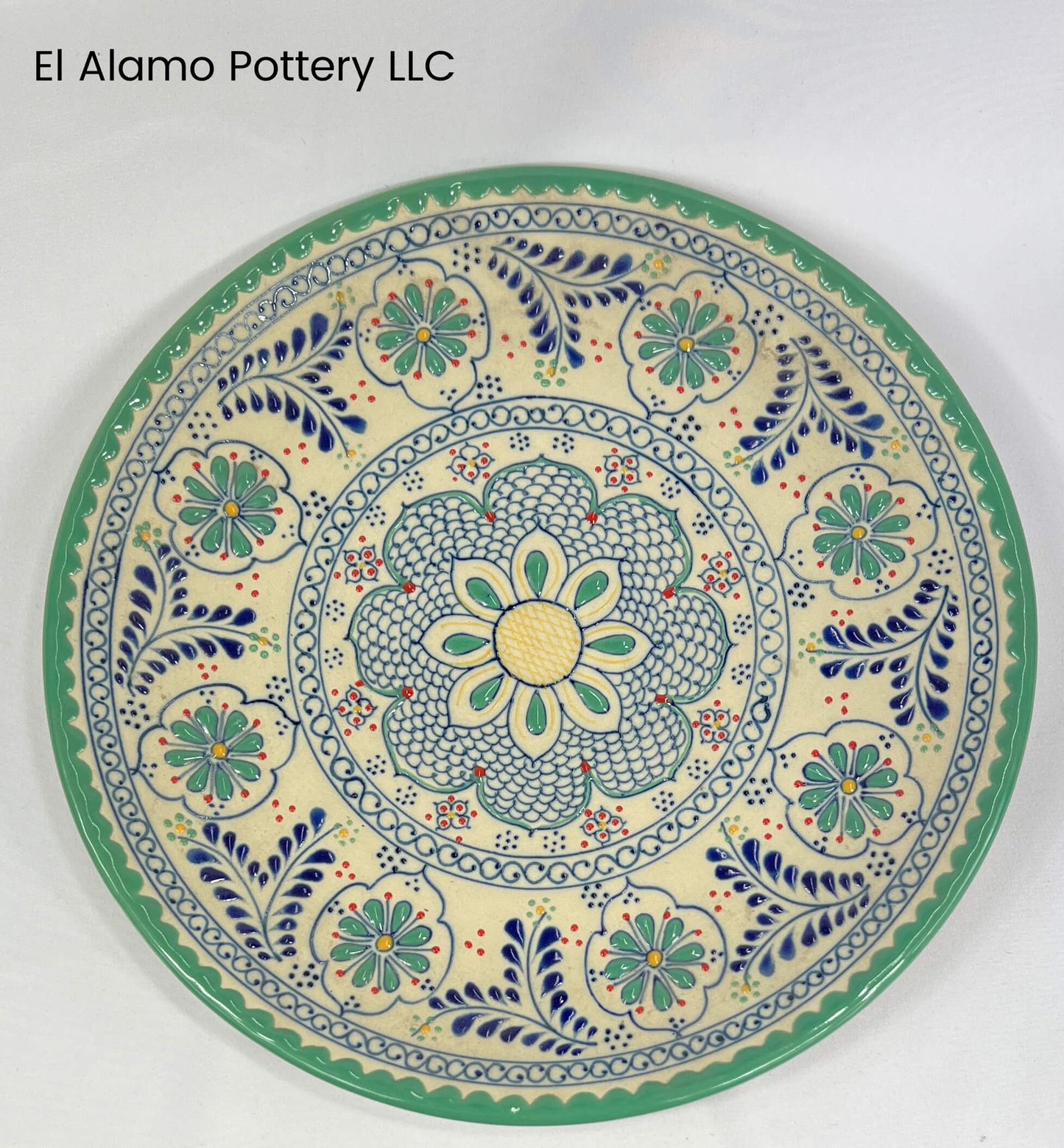 Plato de Talavera artesanal – Floración verde menta con detalles azules (28 cm)