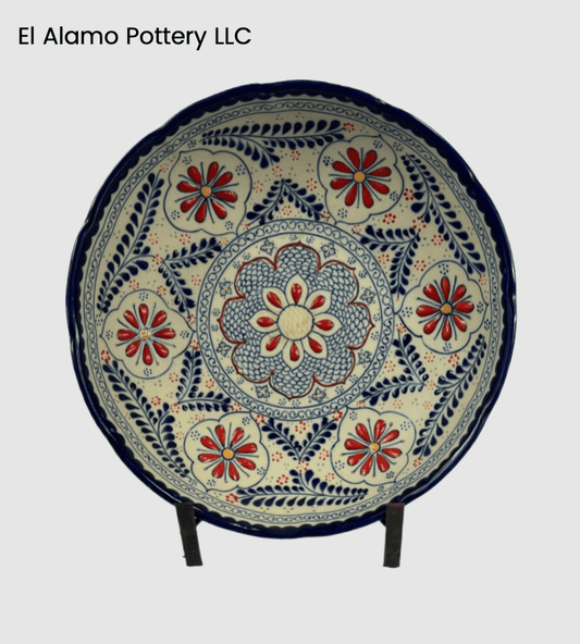 Cuenco artesanal de Talavera: azul marino y rojo sobre fondo marfil (30 cm)