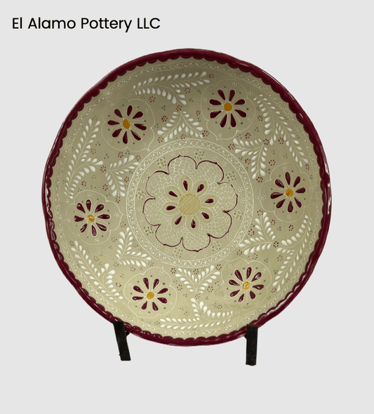 Cuenco artesanal de Talavera con borde burdeos y detalle floral dorado (30 cm)