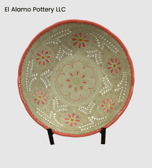 Tazón de Talavera artesanal con borde coral y cálidos detalles florales (30 cm)